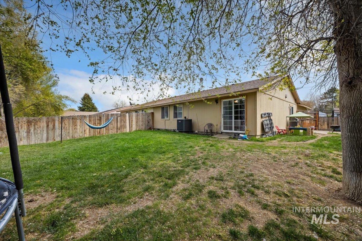 2091 Falls Ave E, Twin Falls, Idaho 83301, 3 Bedrooms, 2 Bathrooms, Residential For Sale, Price $285,000,MLS 98982656