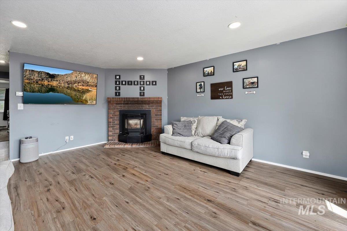 2091 Falls Ave E, Twin Falls, Idaho 83301, 3 Bedrooms, 2 Bathrooms, Residential For Sale, Price $285,000,MLS 98982656