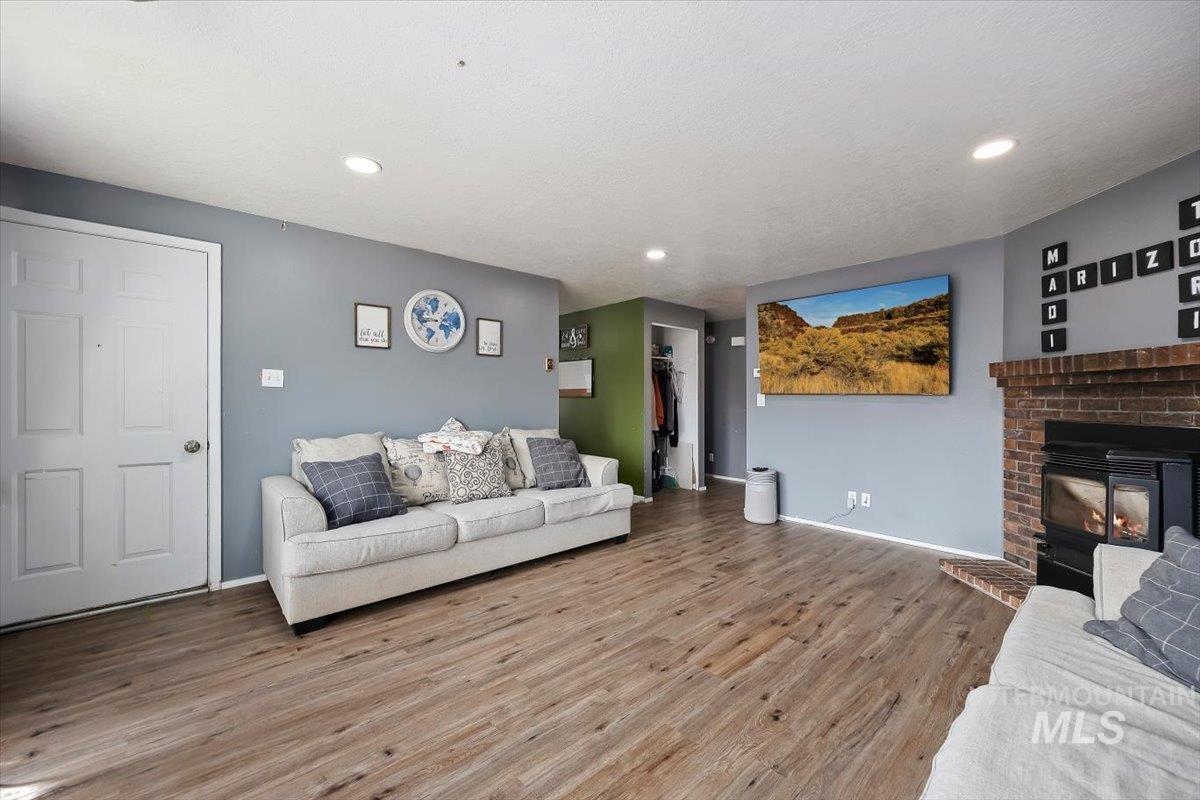 2091 Falls Ave E, Twin Falls, Idaho 83301, 3 Bedrooms, 2 Bathrooms, Residential For Sale, Price $285,000,MLS 98982656