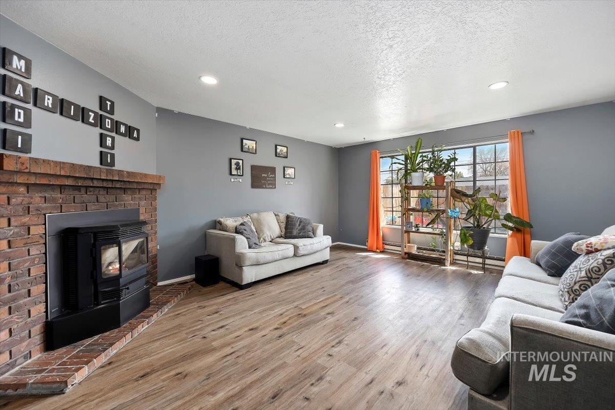 2091 Falls Ave E, Twin Falls, Idaho 83301, 3 Bedrooms, 2 Bathrooms, Residential For Sale, Price $285,000,MLS 98982656