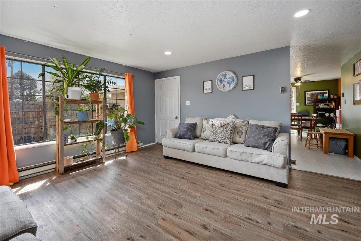 2091 Falls Ave E, Twin Falls, Idaho 83301, 3 Bedrooms, 2 Bathrooms, Residential For Sale, Price $285,000,MLS 98982656