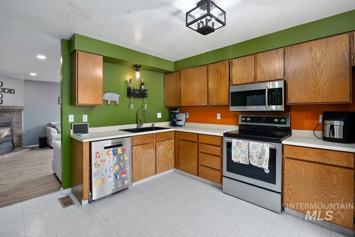 2091 Falls Ave E, Twin Falls, Idaho 83301, 3 Bedrooms, 2 Bathrooms, Residential For Sale, Price $285,000,MLS 98982656