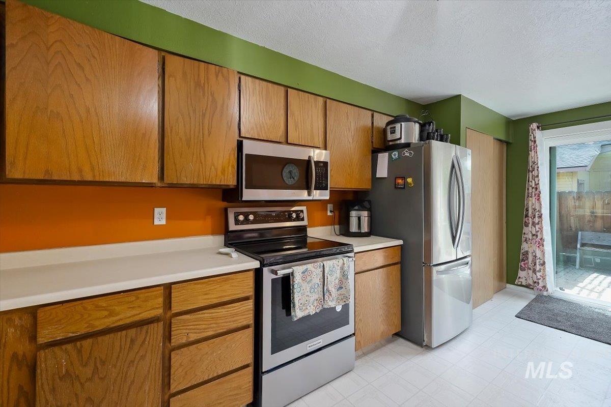 2091 Falls Ave E, Twin Falls, Idaho 83301, 3 Bedrooms, 2 Bathrooms, Residential For Sale, Price $285,000,MLS 98982656