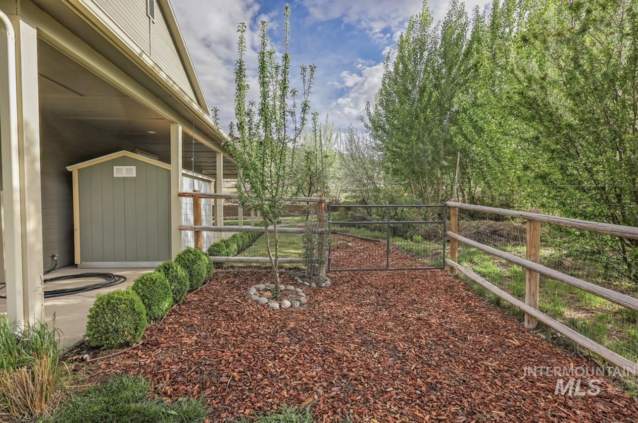 4517 Snake River Mesa Road, Buhl, Idaho 83316, 4 Bedrooms, 3 Bathrooms, Residential For Sale, Price $560,000, 98982673