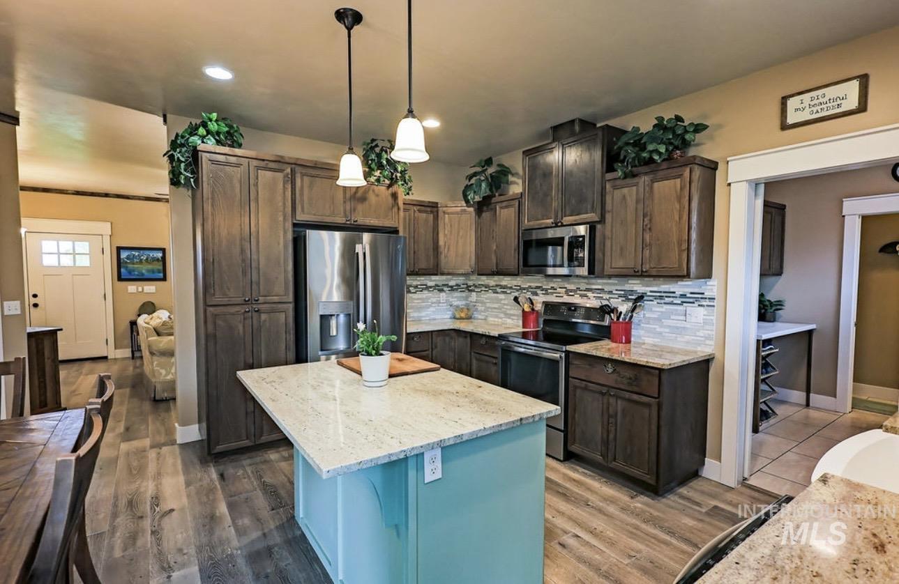 4517 Snake River Mesa Road, Buhl, Idaho 83316, 4 Bedrooms, 3 Bathrooms, Residential For Sale, Price $560,000, 98982673