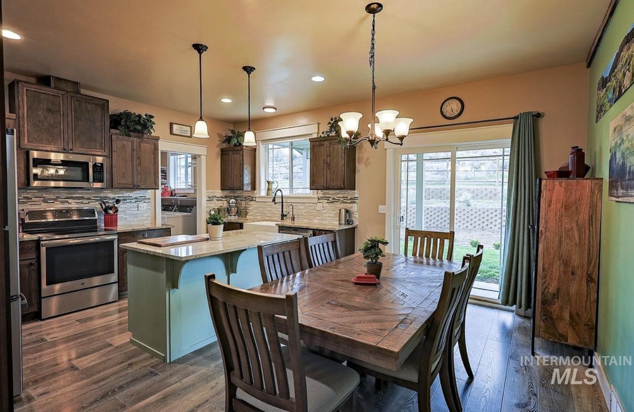 4517 Snake River Mesa Road, Buhl, Idaho 83316, 4 Bedrooms, 3 Bathrooms, Residential For Sale, Price $560,000, 98982673