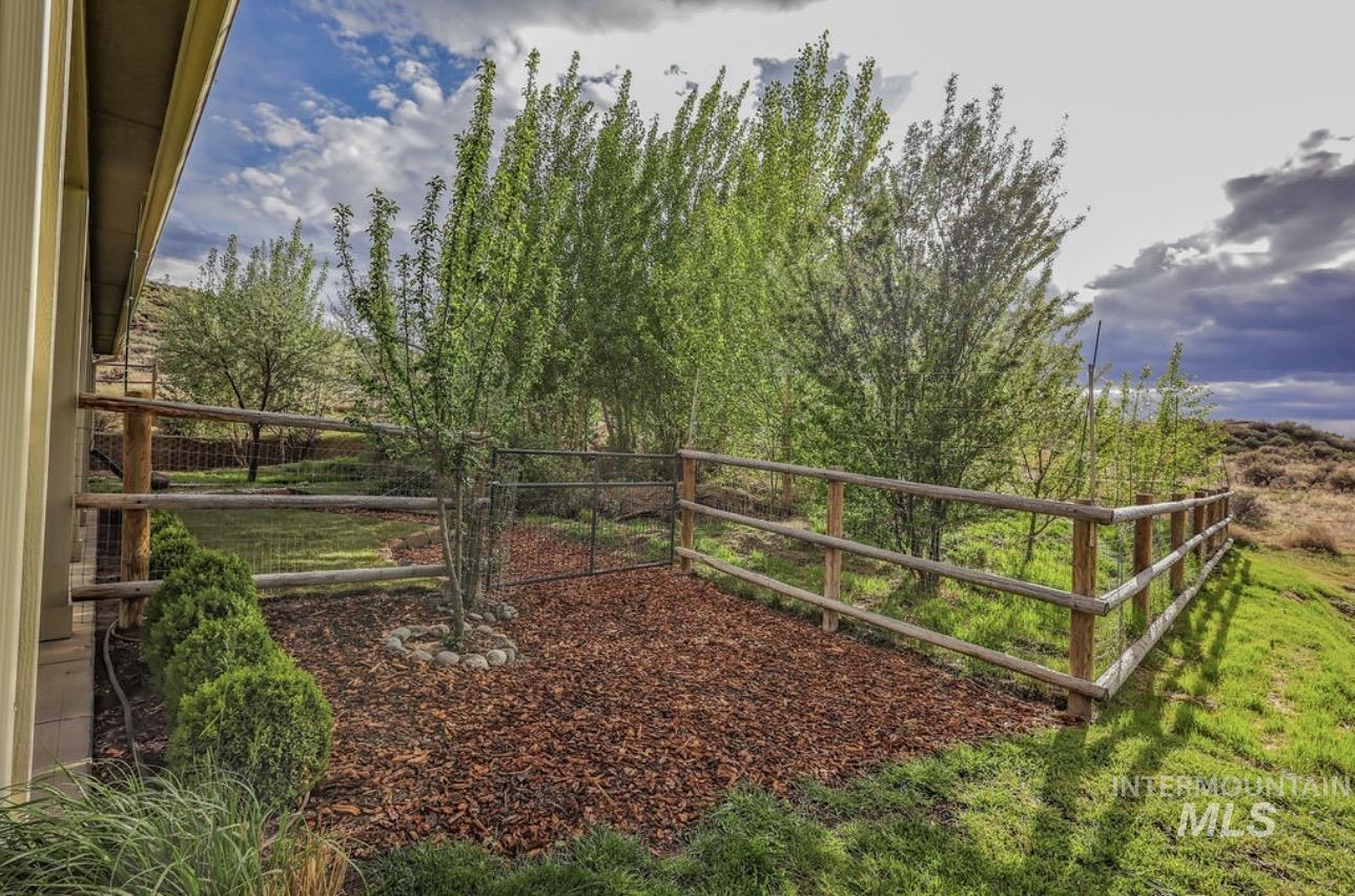 4517 Snake River Mesa Road, Buhl, Idaho 83316, 4 Bedrooms, 3 Bathrooms, Residential For Sale, Price $560,000, 98982673