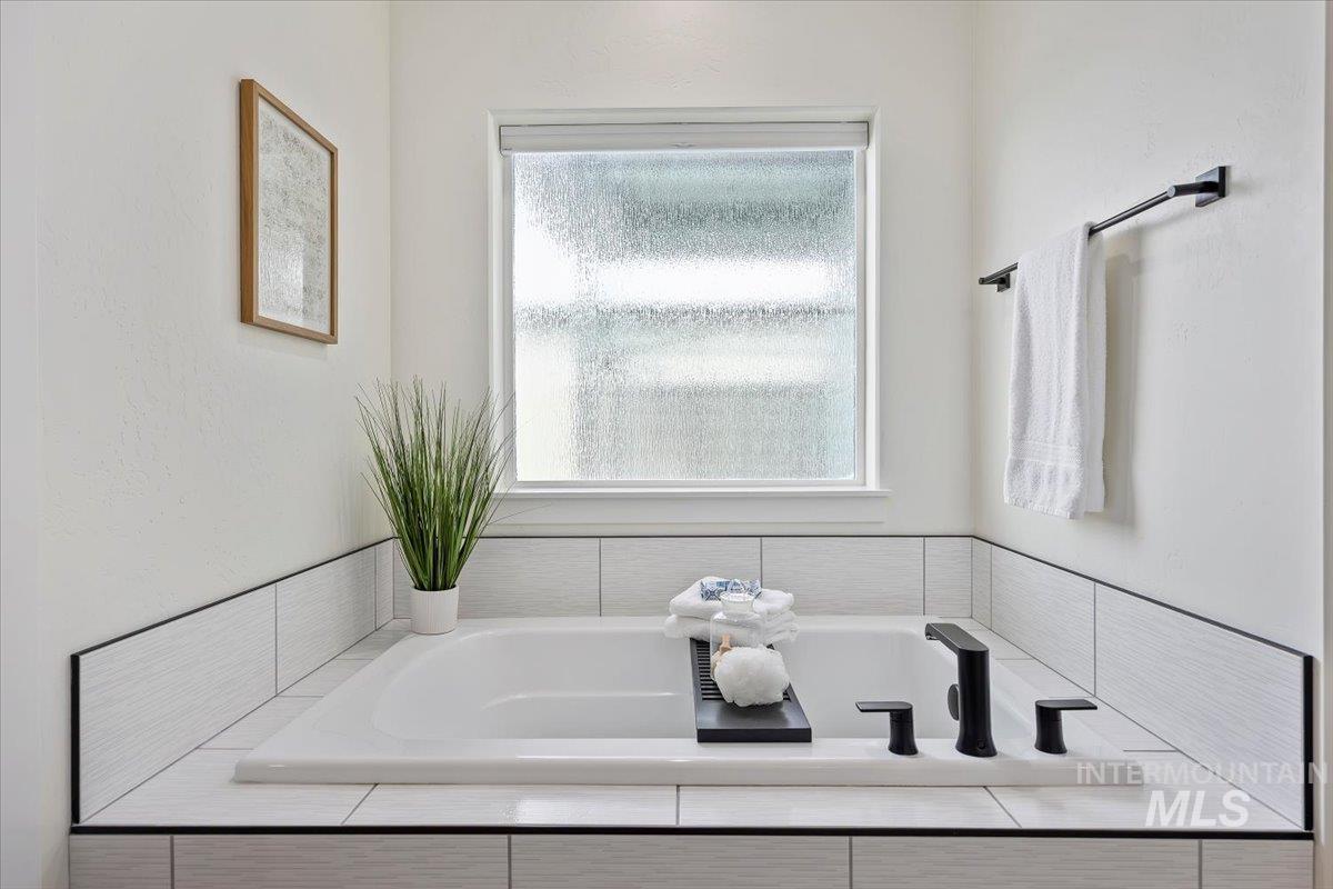 924 Trapper Peak, Kimberly, Idaho 83341, 3 Bedrooms, 2 Bathrooms, Residential For Sale, Price $469,000, 98982676