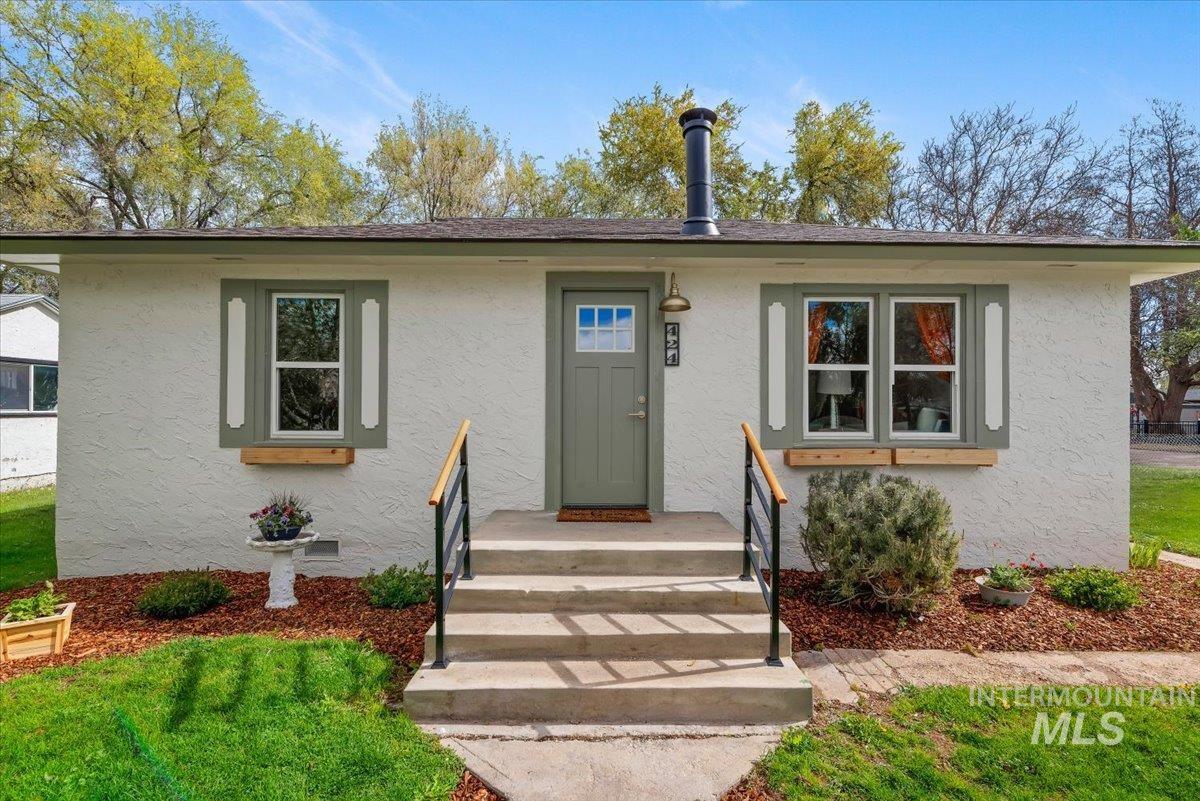 424 8Th St N, Nampa, Idaho 83687-6734, 2 Bedrooms, 1 Bathroom, Residential For Sale, Price $329,000,MLS 98982696