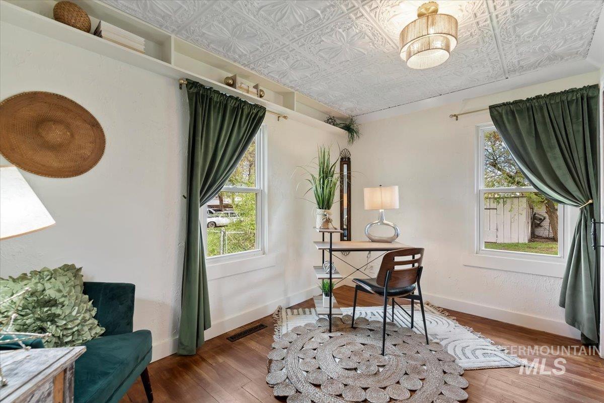 424 8Th St N, Nampa, Idaho 83687-6734, 2 Bedrooms, 1 Bathroom, Residential For Sale, Price $329,000, 98982696