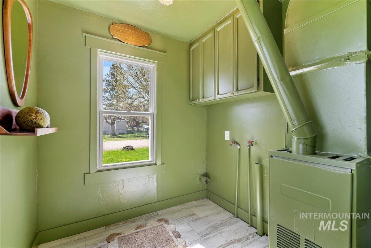 424 8Th St N, Nampa, Idaho 83687-6734, 2 Bedrooms, 1 Bathroom, Residential For Sale, Price $329,000, 98982696