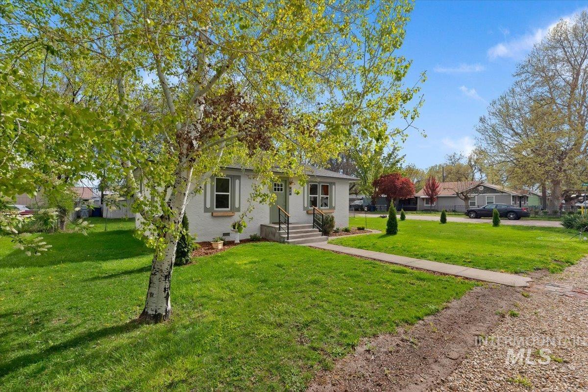 424 8Th St N, Nampa, Idaho 83687-6734, 2 Bedrooms, 1 Bathroom, Residential For Sale, Price $329,000, 98982696