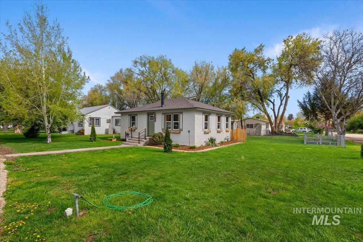 424 8Th St N, Nampa, Idaho 83687-6734, 2 Bedrooms, 1 Bathroom, Residential For Sale, Price $329,000, 98982696