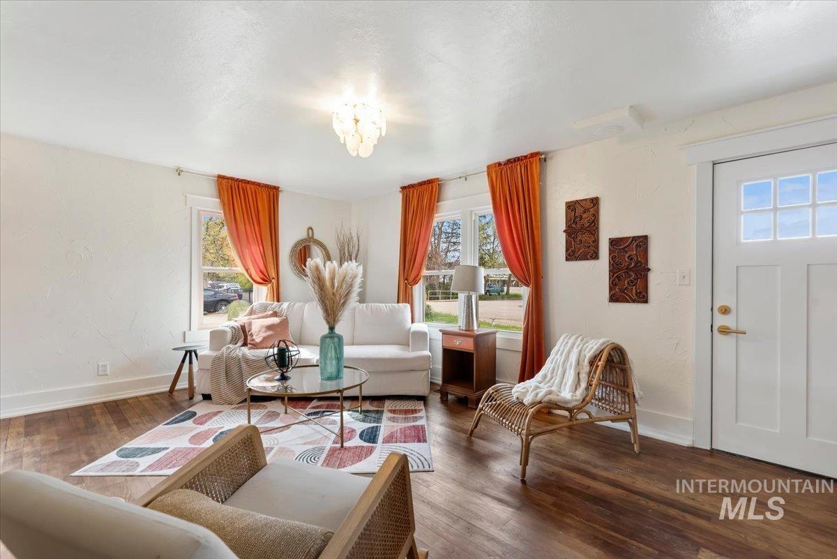 424 8Th St N, Nampa, Idaho 83687-6734, 2 Bedrooms, 1 Bathroom, Residential For Sale, Price $329,000, 98982696