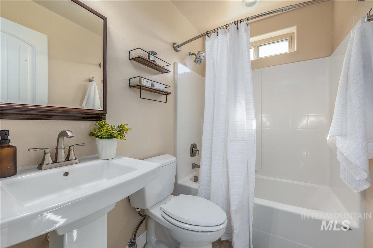 2715 E Snocreek Dr, Eagle, Idaho 83616, 5 Bedrooms, 3.5 Bathrooms, Residential For Sale, Price $838,700,MLS 98982733