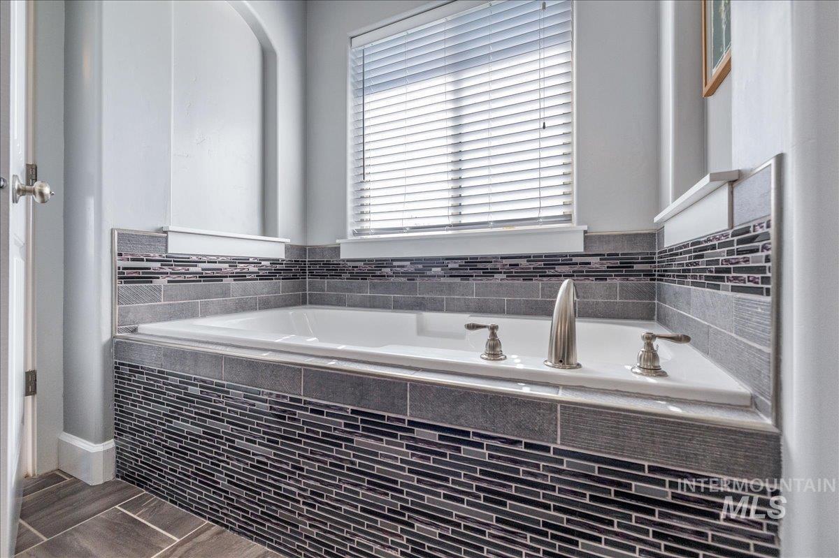 2715 E Snocreek Dr, Eagle, Idaho 83616, 5 Bedrooms, 3.5 Bathrooms, Residential For Sale, Price $838,700,MLS 98982733