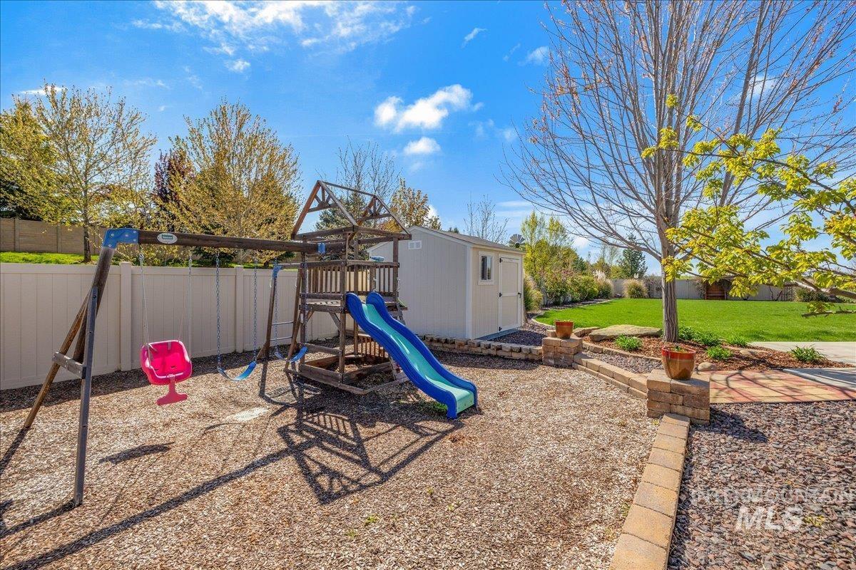 2715 E Snocreek Dr, Eagle, Idaho 83616, 5 Bedrooms, 3.5 Bathrooms, Residential For Sale, Price $838,700,MLS 98982733