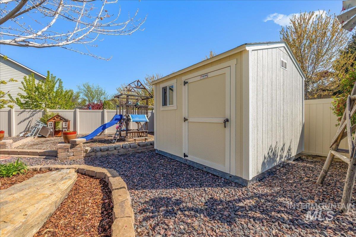 2715 E Snocreek Dr, Eagle, Idaho 83616, 5 Bedrooms, 3.5 Bathrooms, Residential For Sale, Price $838,700,MLS 98982733