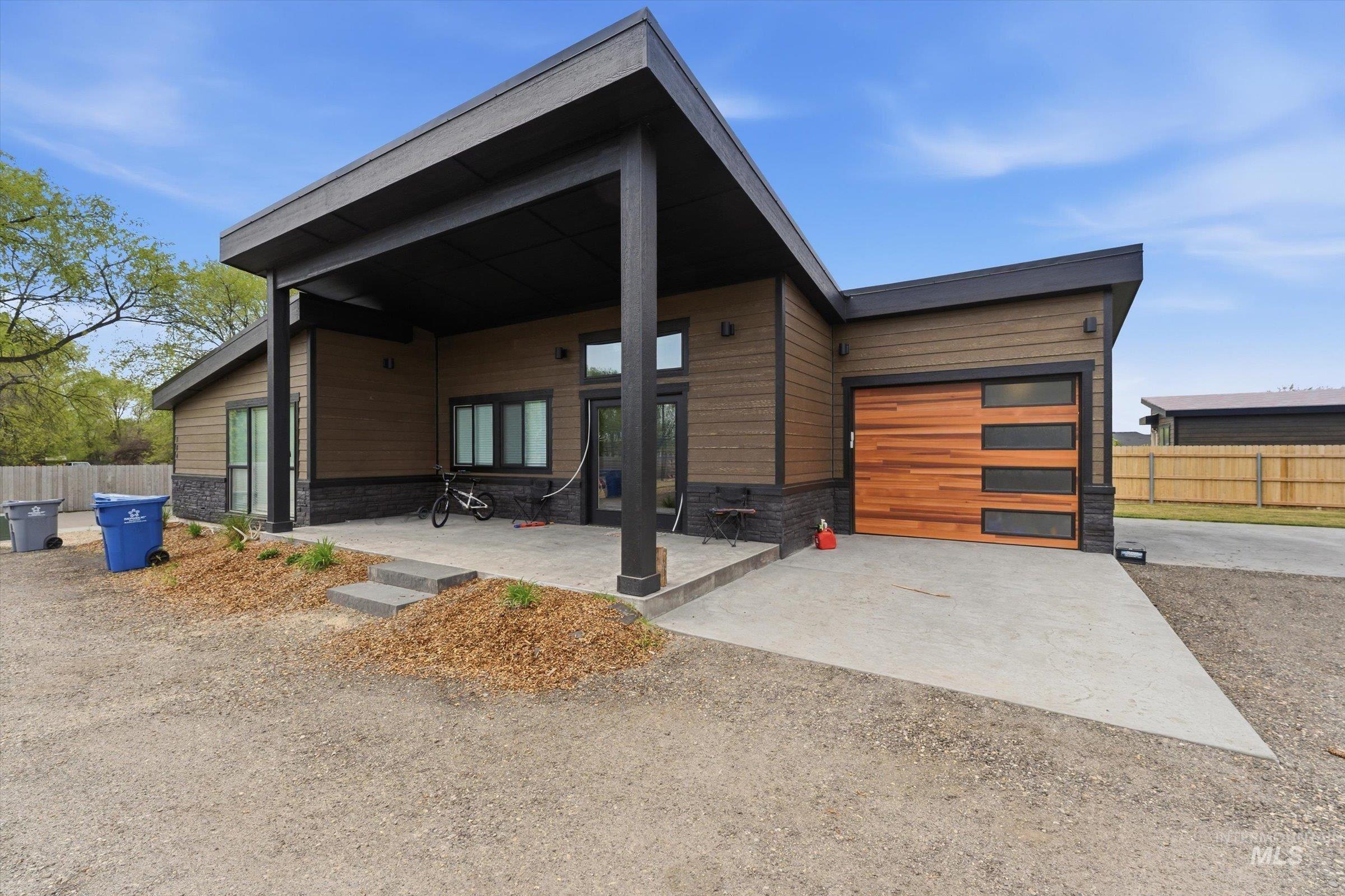 384 & 388 W London St, Middleton, Idaho 83644, 2 Bedrooms, 2 Bathrooms, Residential Income For Sale, Price $509,900,MLS 98982737