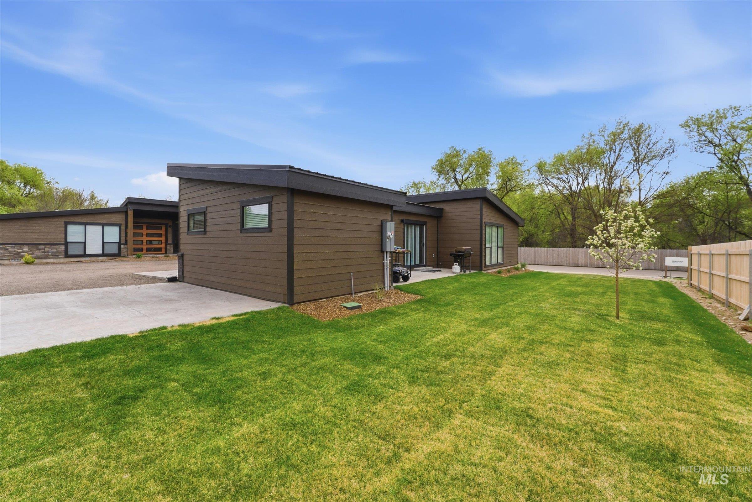 384 & 388 W London St, Middleton, Idaho 83644, 2 Bedrooms, 2 Bathrooms, Residential Income For Sale, Price $509,900,MLS 98982737