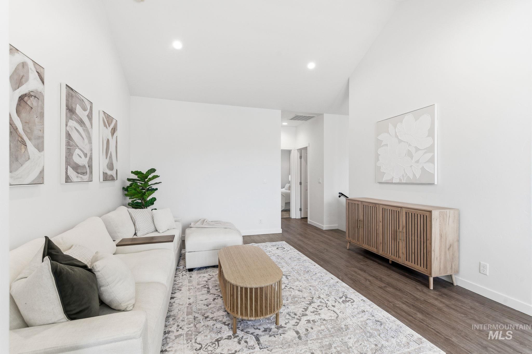 522 Diamond Ln., Emmett, Idaho 83617, 3 Bedrooms, 2.5 Bathrooms, Residential Income For Sale, Price $410,000,MLS 98982745