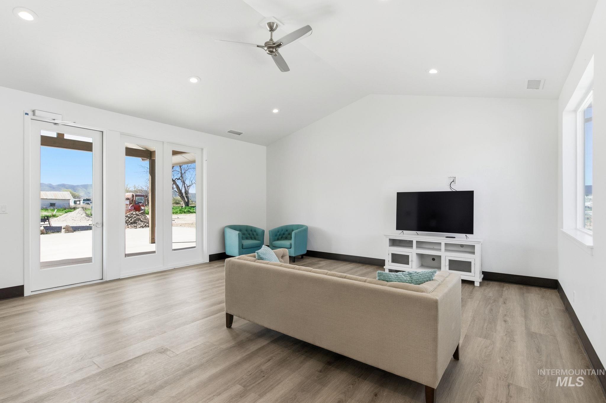 522 Diamond Ln., Emmett, Idaho 83617, 3 Bedrooms, 2.5 Bathrooms, Residential Income For Sale, Price $410,000,MLS 98982745