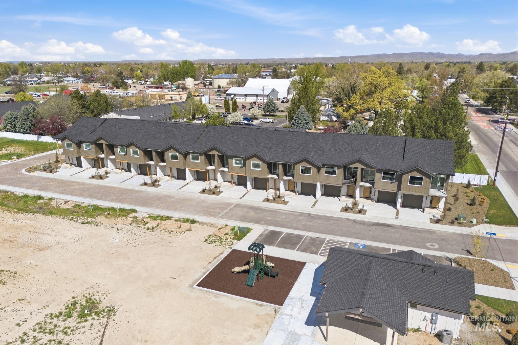 520 Diamond Ln., Emmett, Idaho 83617, 3 Bedrooms, 2.5 Bathrooms, Residential Income For Sale, Price $379,000,MLS 98982746