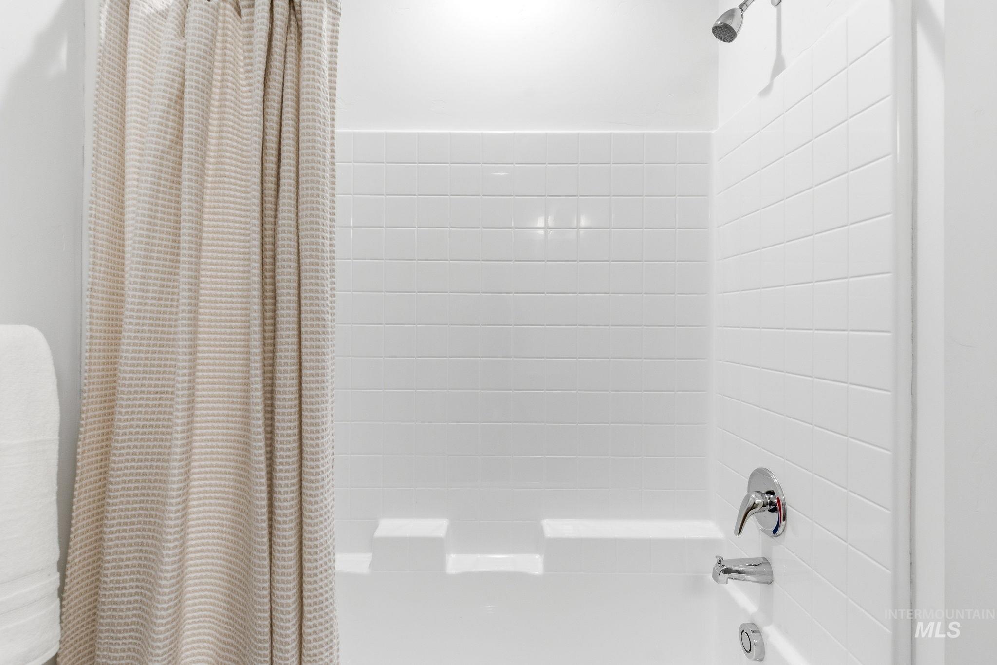 520 Diamond Ln., Emmett, Idaho 83617, 3 Bedrooms, 2.5 Bathrooms, Residential Income For Sale, Price $379,000,MLS 98982746