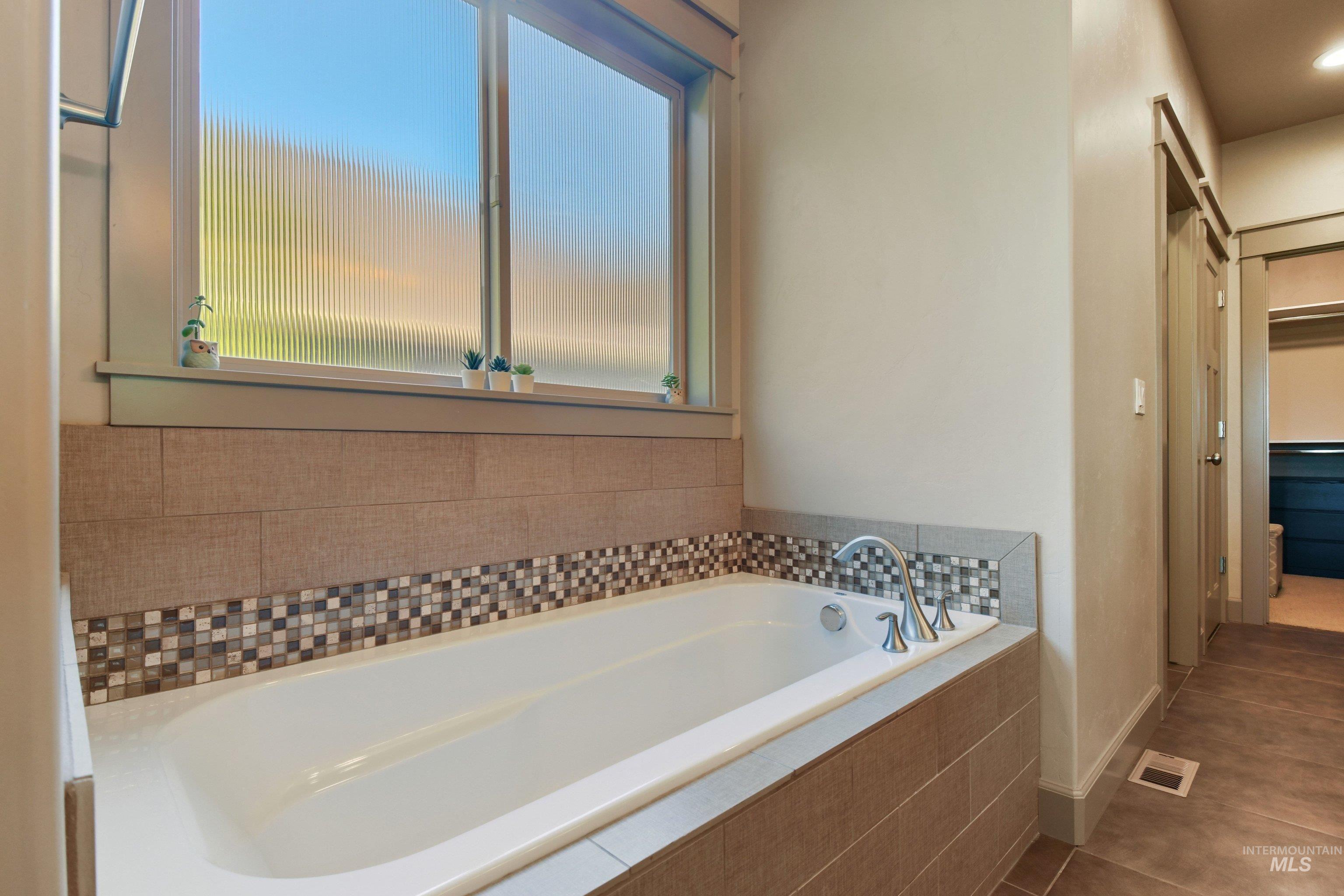 6713 N Moon Drummer Way, Meridian, Idaho 83646, 3 Bedrooms, 3 Bathrooms, Residential For Sale, Price $939,900,MLS 98982752