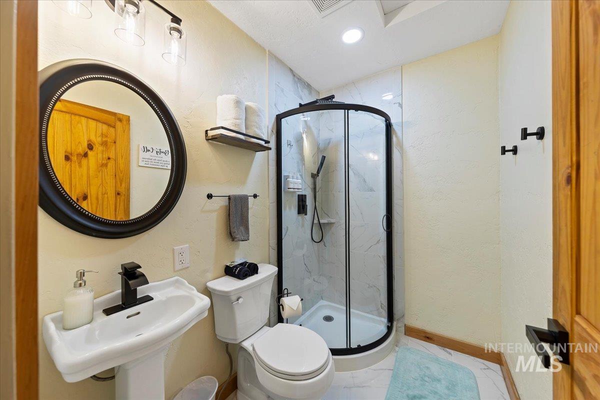 115 Par Drive, Cascade, Idaho 83611, 4 Bedrooms, 3 Bathrooms, Residential For Sale, Price $749,900,MLS 98982760