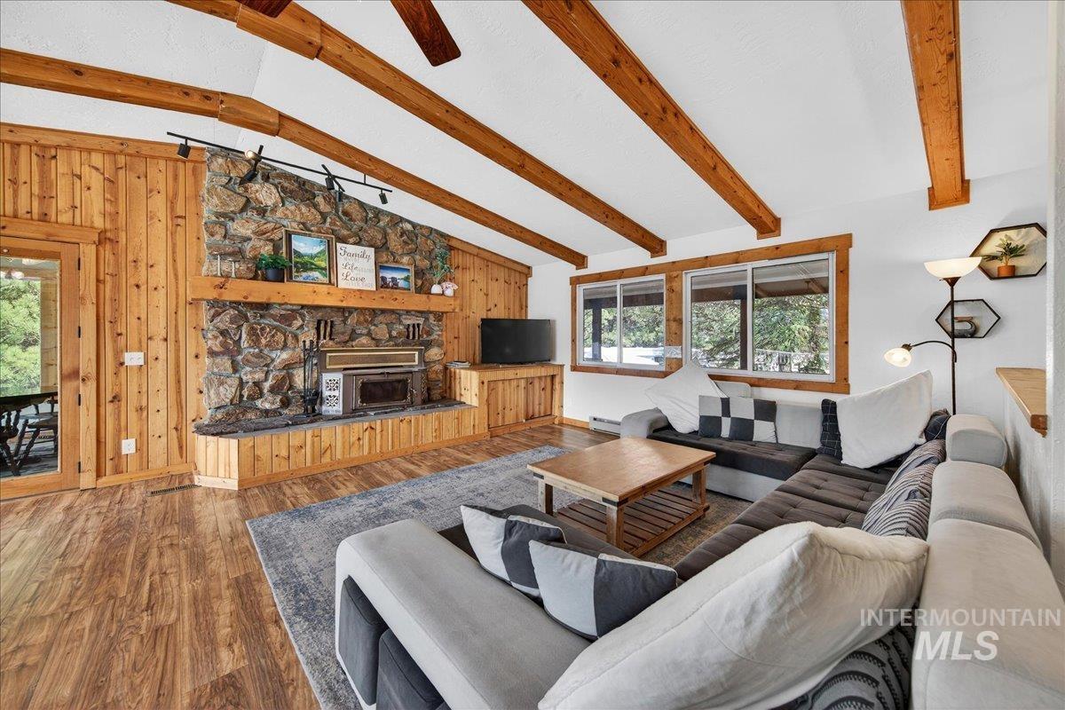 115 Par Drive, Cascade, Idaho 83611, 4 Bedrooms, 3 Bathrooms, Residential For Sale, Price $749,900,MLS 98982760