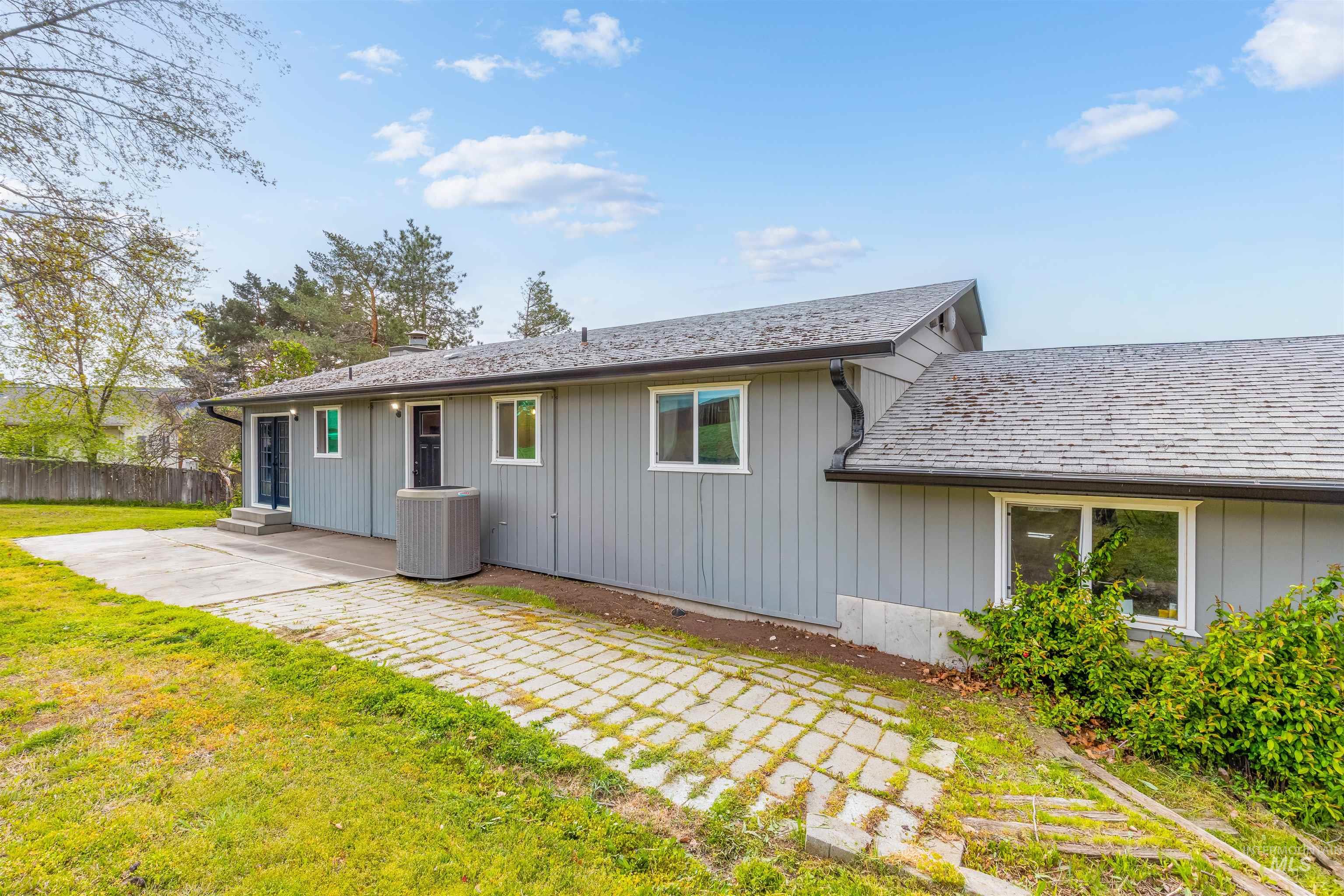 1224 Toby Court, Clarkston, Washington 99403, 4 Bedrooms, 3 Bathrooms, Residential For Sale, Price $450,000,MLS 98982812