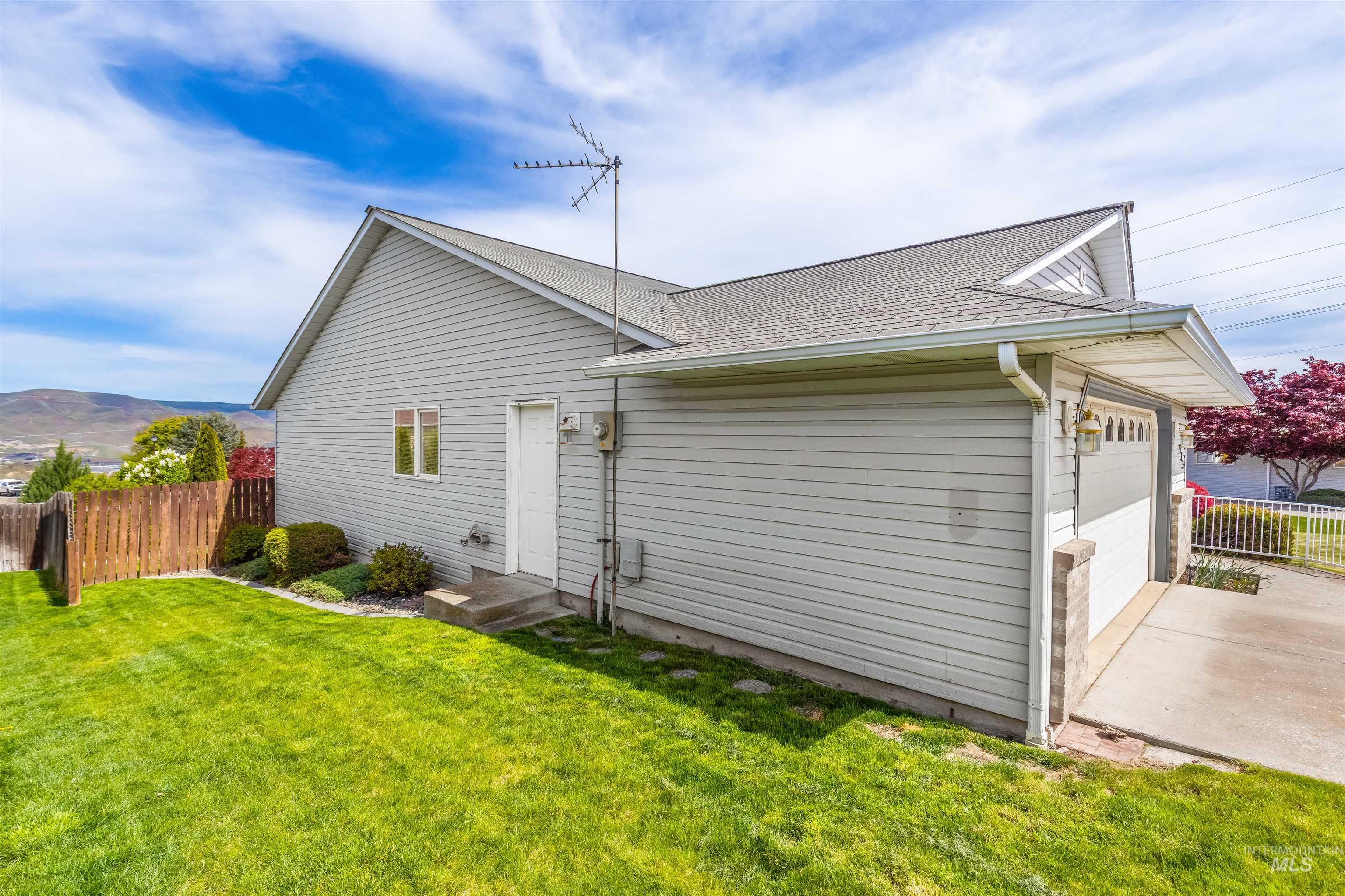 933 Cypress Court, Lewiston, Idaho 83501, 3 Bedrooms, 2 Bathrooms, Residential For Sale, Price $394,000, 98982816