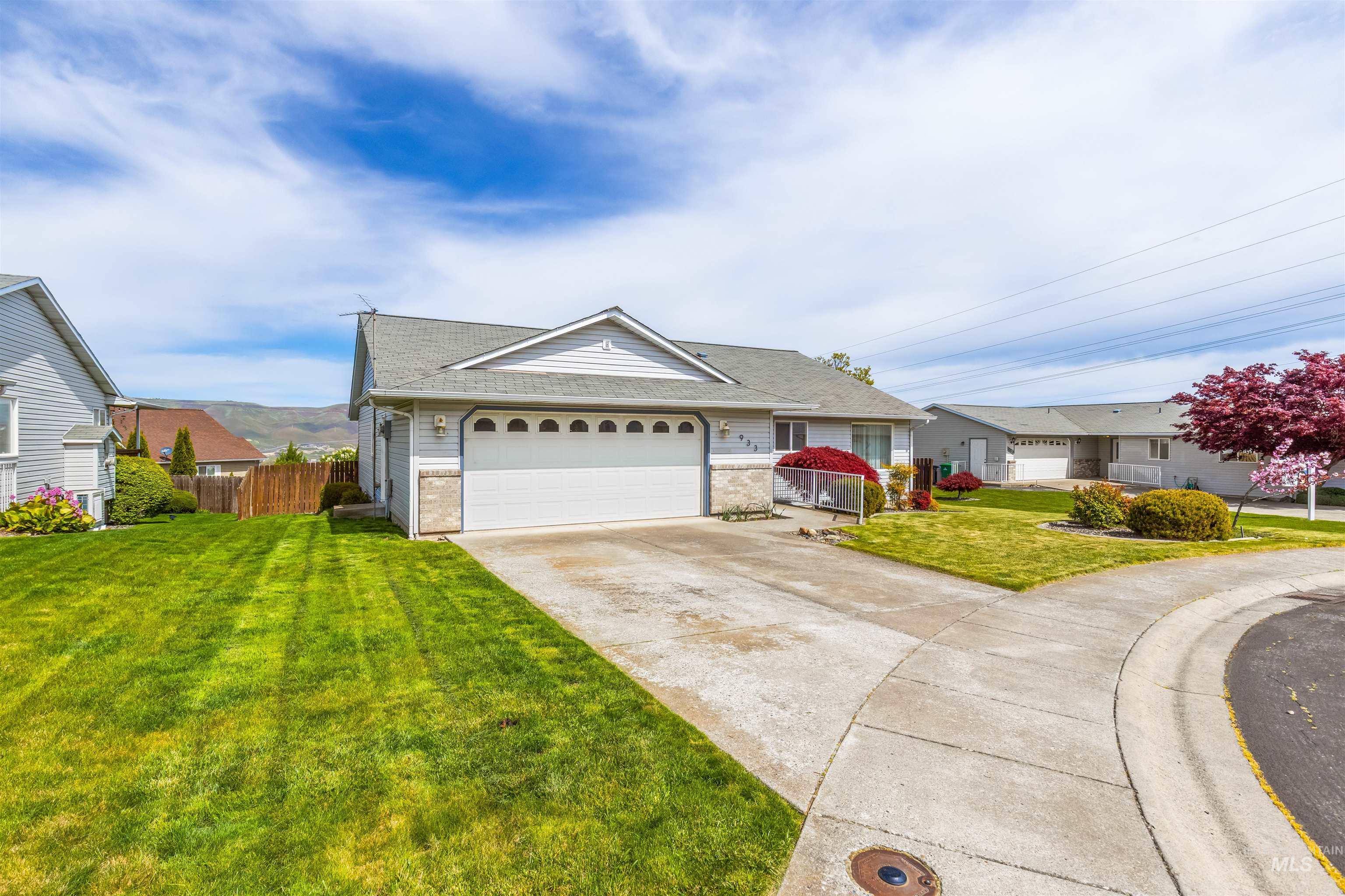 933 Cypress Court, Lewiston, Idaho 83501, 3 Bedrooms, 2 Bathrooms, Residential For Sale, Price $394,000, 98982816