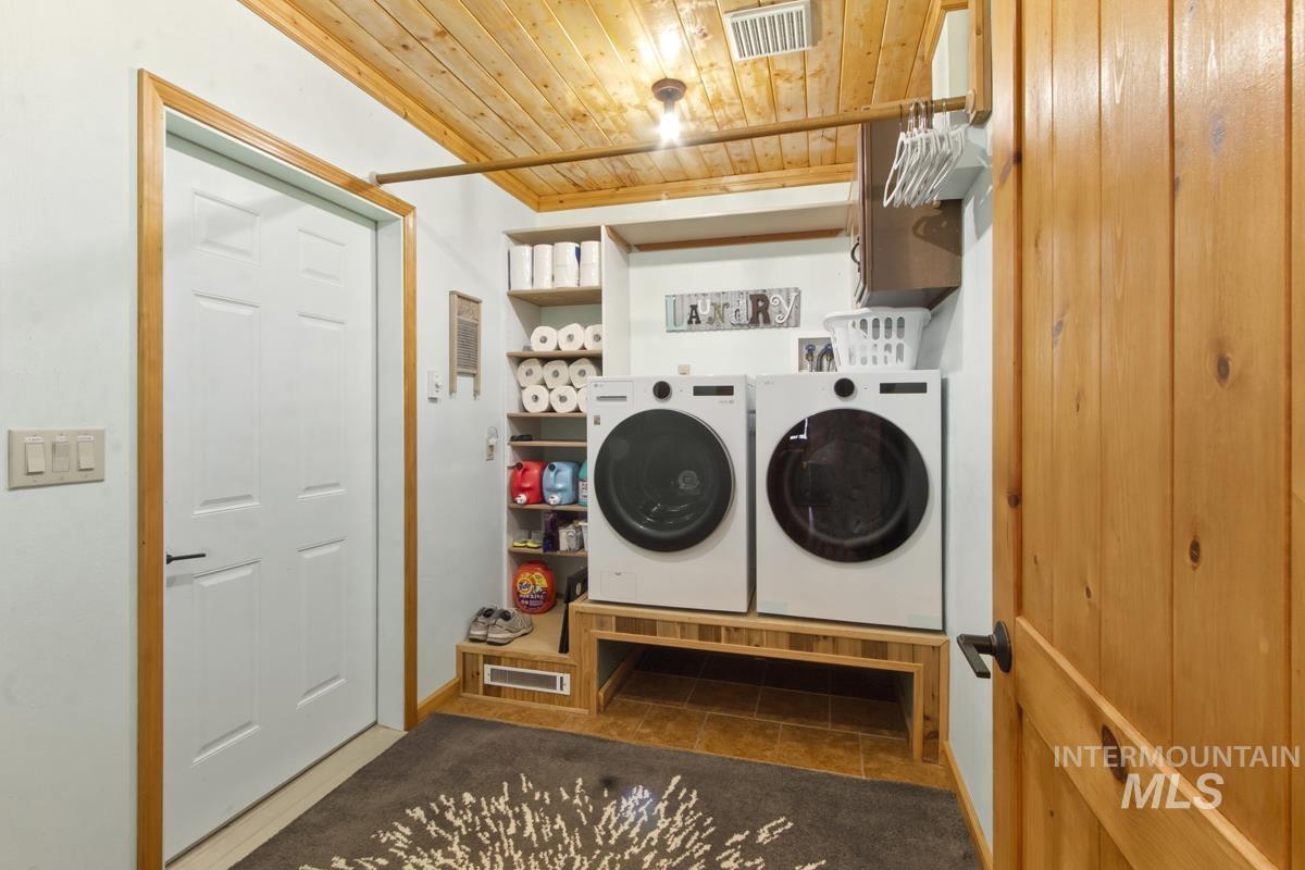 10360 Gamann Drive, Cascade, Idaho 83611, 3 Bedrooms, 4 Bathrooms, Residential For Sale, Price $1,100,000,MLS 98982834