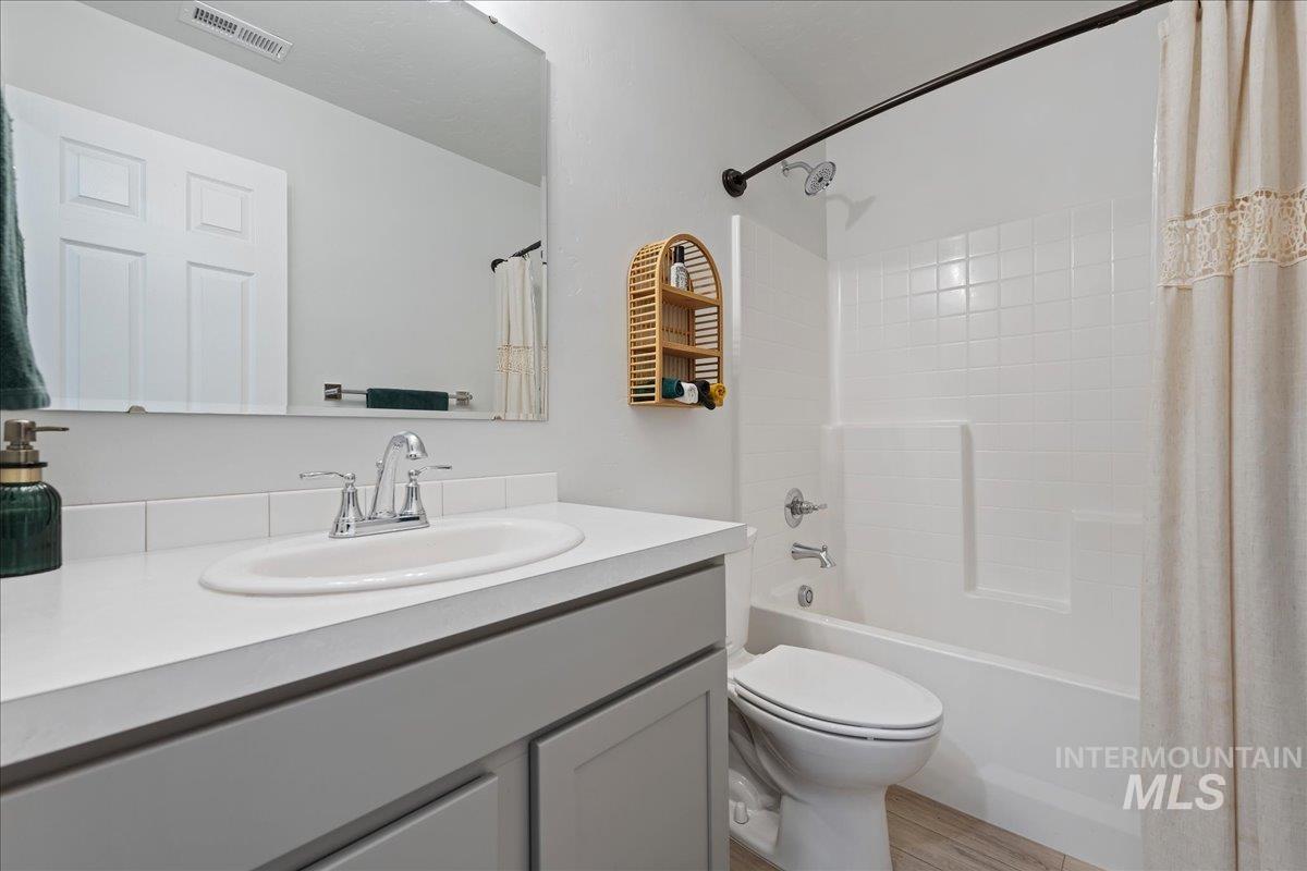 3949 E Jamestown Dr, Nampa, Idaho 83686, 3 Bedrooms, 2 Bathrooms, Residential For Sale, Price $390,000,MLS 98982842