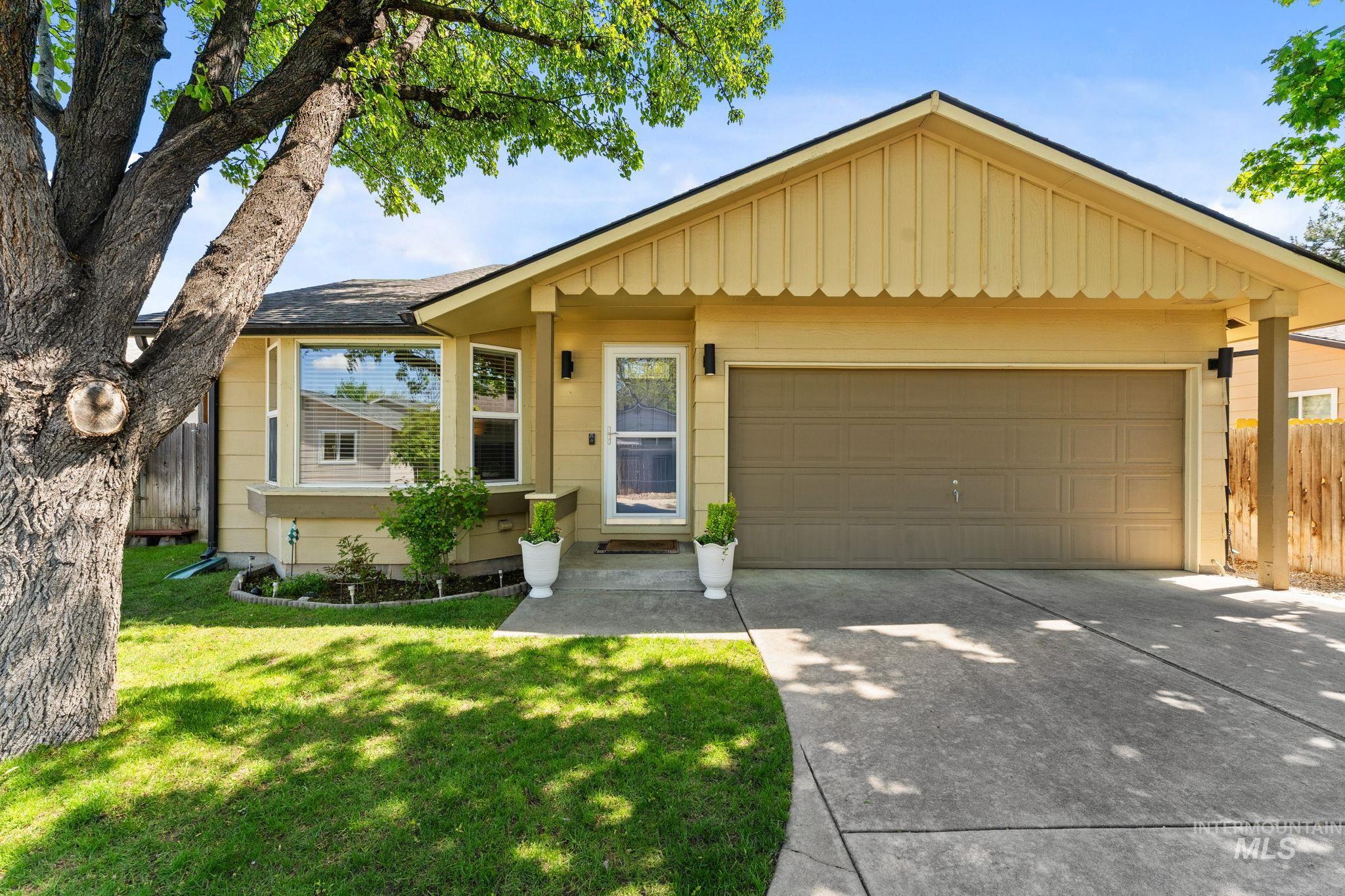 818 S Wild Phlox Pl, Boise, Idaho 83709, 3 Bedrooms, 2 Bathrooms, Residential For Sale, Price $444,900,MLS 98982843