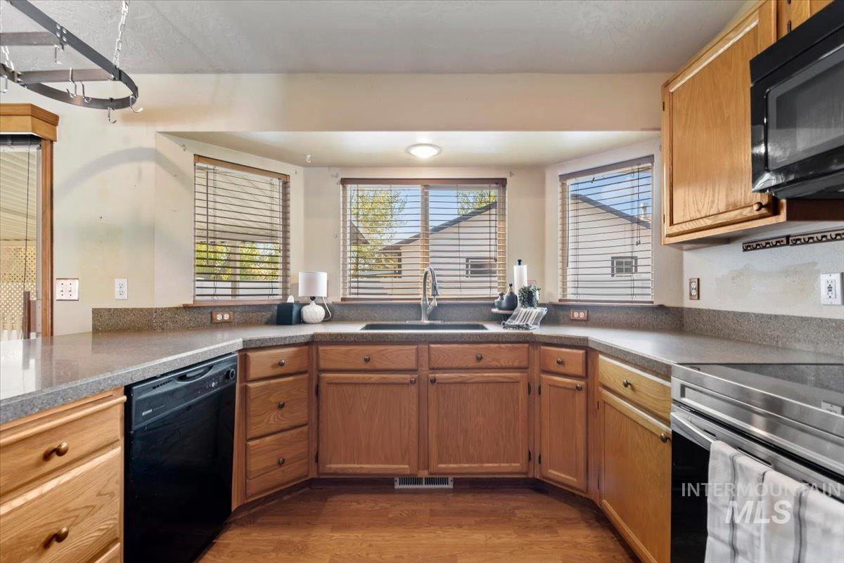 541 W Chrisfield Dr, Meridian, Idaho 83646, 3 Bedrooms, 2 Bathrooms, Residential For Sale, Price $400,000,MLS 98982861