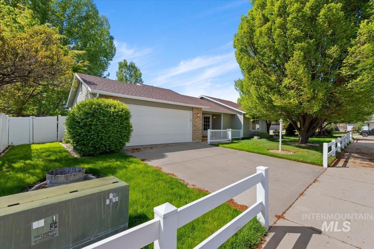 541 W Chrisfield Dr, Meridian, Idaho 83646, 3 Bedrooms, 2 Bathrooms, Residential For Sale, Price $400,000,MLS 98982861