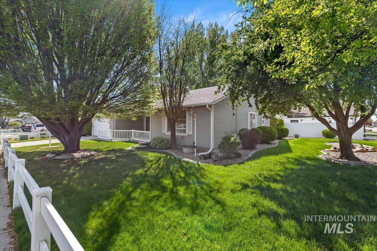 541 W Chrisfield Dr, Meridian, Idaho 83646, 3 Bedrooms, 2 Bathrooms, Residential For Sale, Price $400,000,MLS 98982861