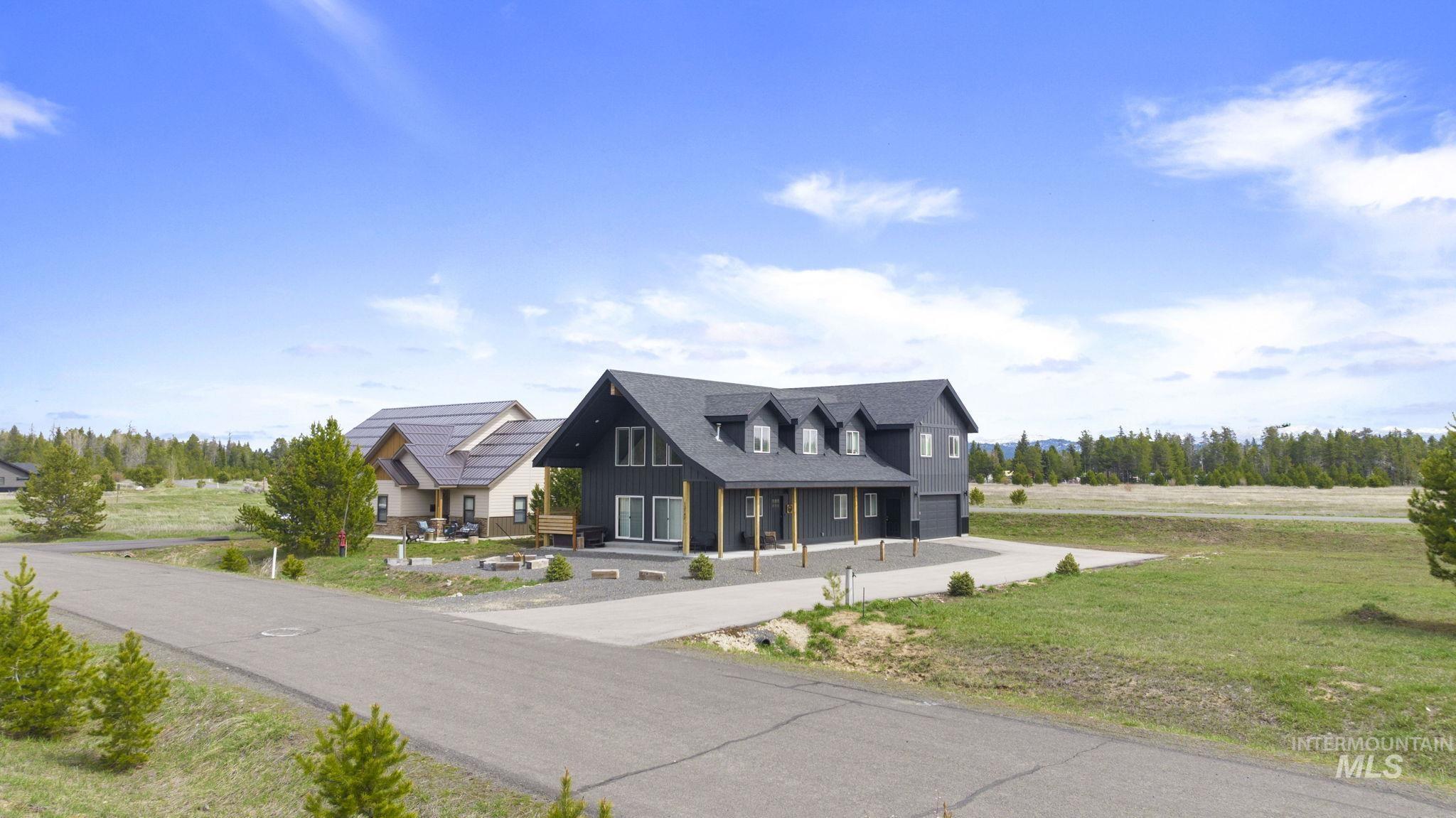 13142 Hawks Bay Rd, Donnelly, Idaho 83615, 4 Bedrooms, 2.5 Bathrooms, Residential For Sale, Price $1,050,000,MLS 98982898