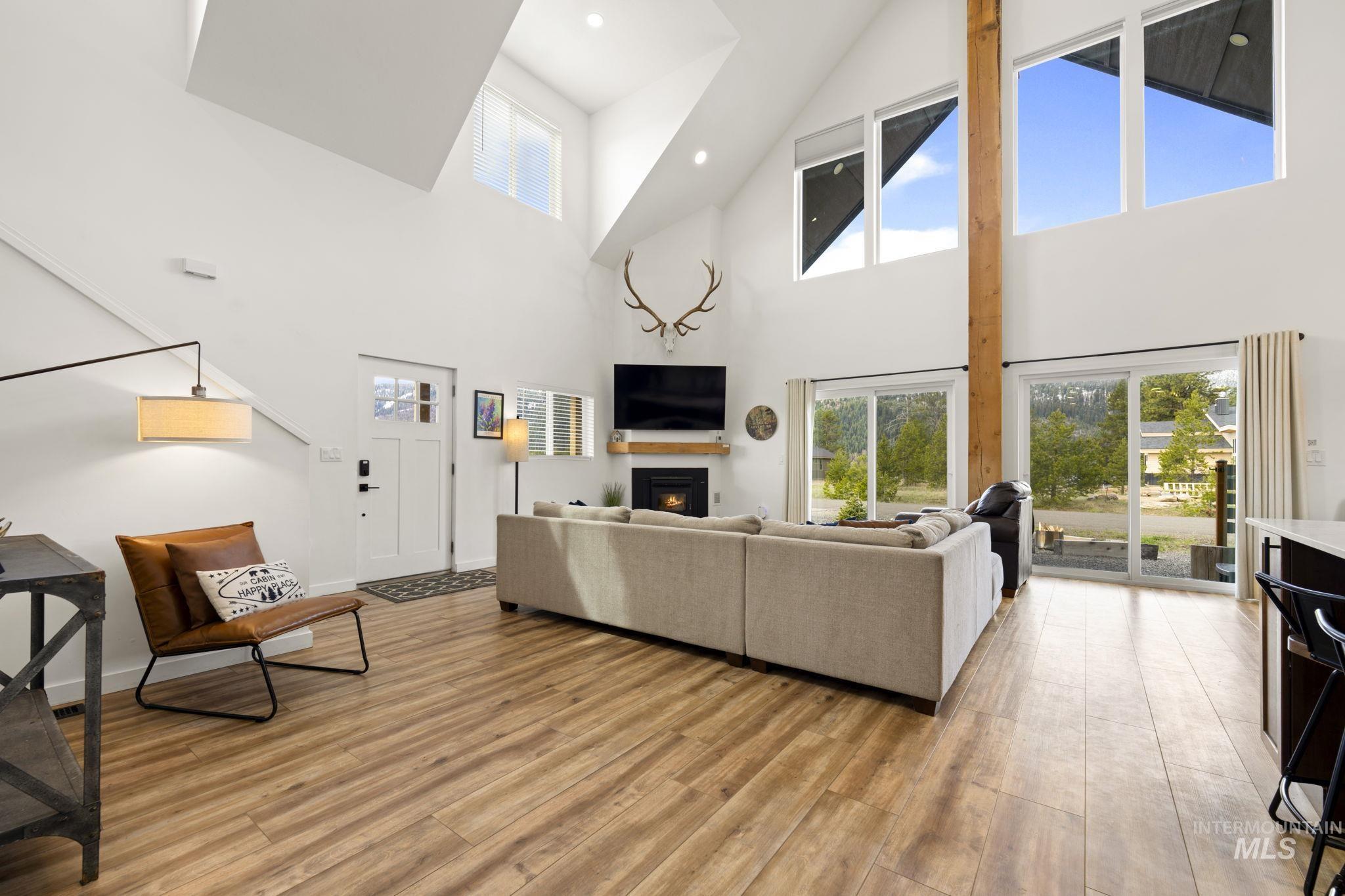 13142 Hawks Bay Rd, Donnelly, Idaho 83615, 4 Bedrooms, 2.5 Bathrooms, Residential For Sale, Price $1,050,000,MLS 98982898