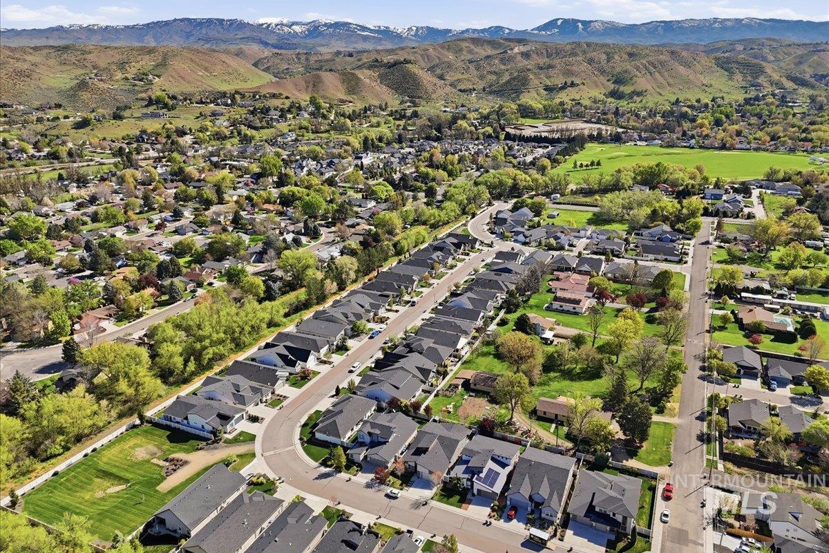 6639 W Hammermill Dr, Boise, Idaho 83714, 3 Bedrooms, 2 Bathrooms, Residential For Sale, Price $700,000,MLS 98982907