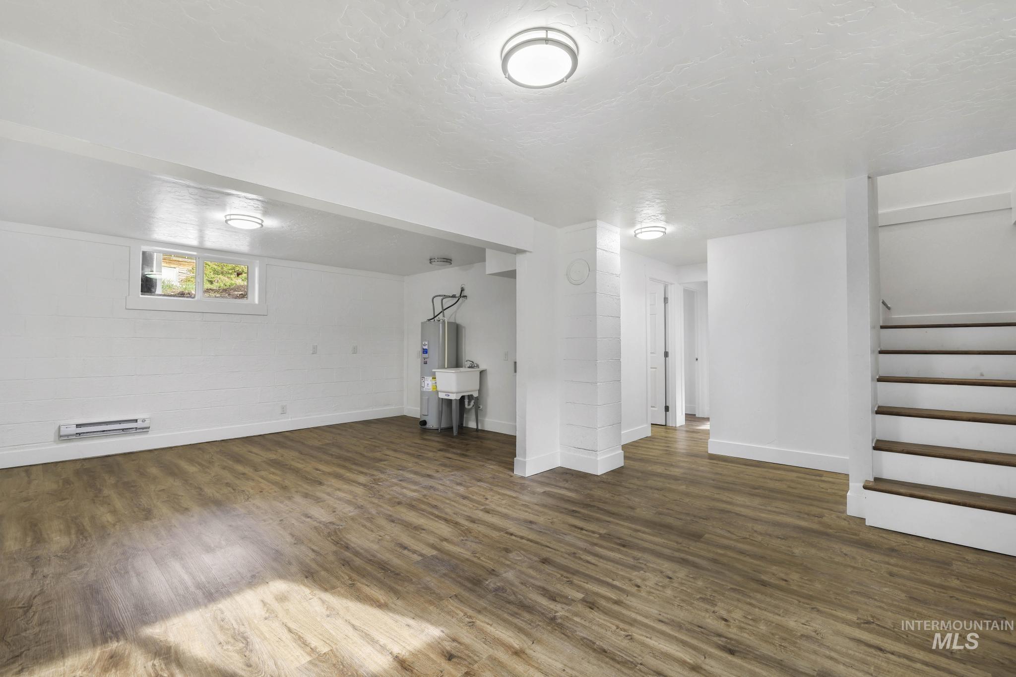 480 Railroad Ave W, Hansen, Idaho 83334, 4 Bedrooms, 2 Bathrooms, Residential For Sale, Price $300,000, 98982908