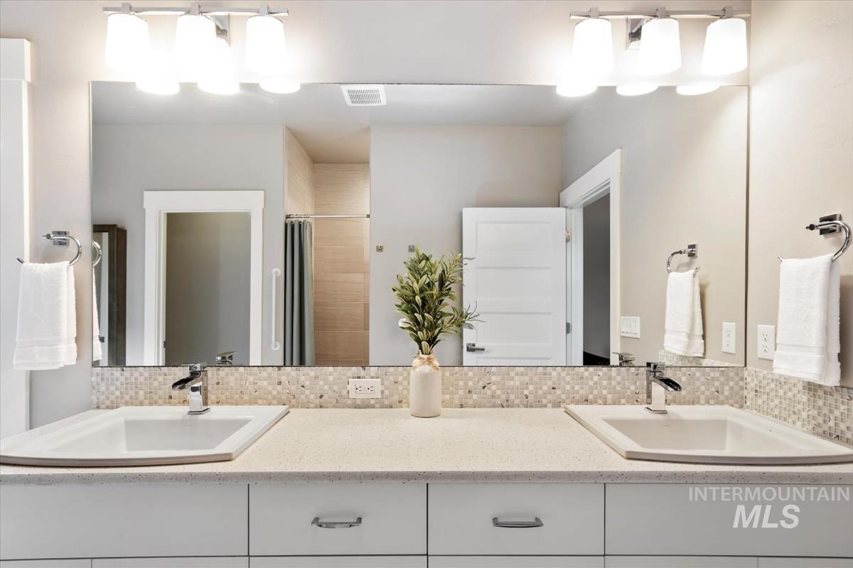 5739 W Hidden Springs Dr., Boise, Idaho 83714, 4 Bedrooms, 3.5 Bathrooms, Residential For Sale, Price $699,000,MLS 98982913