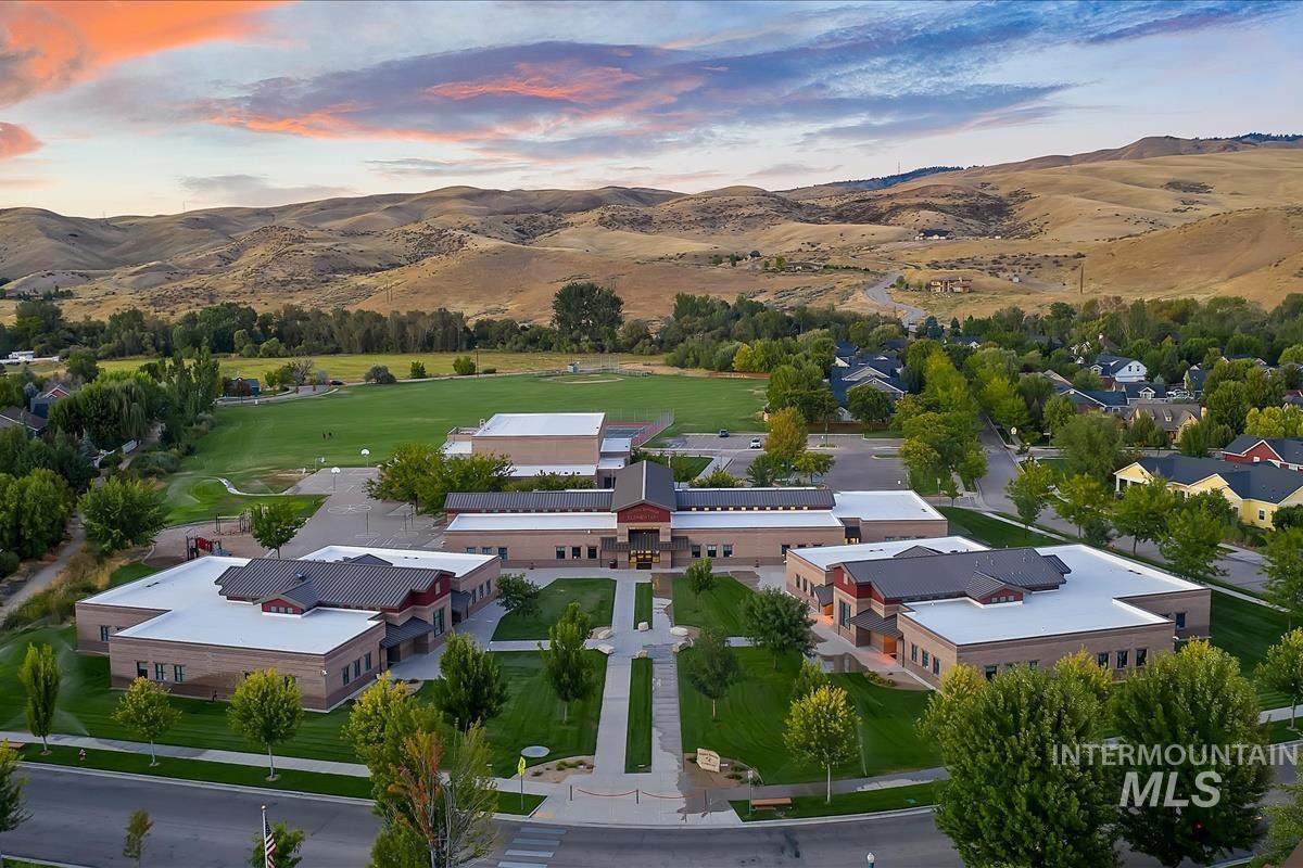 5739 W Hidden Springs Dr., Boise, Idaho 83714, 4 Bedrooms, 3.5 Bathrooms, Residential For Sale, Price $690,000, 98982913