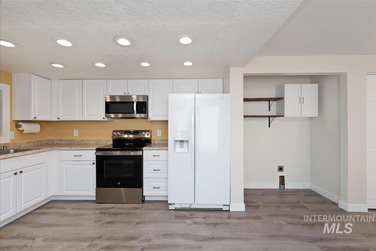 968 N Camelot Dr, Boise, Idaho 83704, 3 Bedrooms, 2 Bathrooms, Residential For Sale, Price $381,000, 98982929