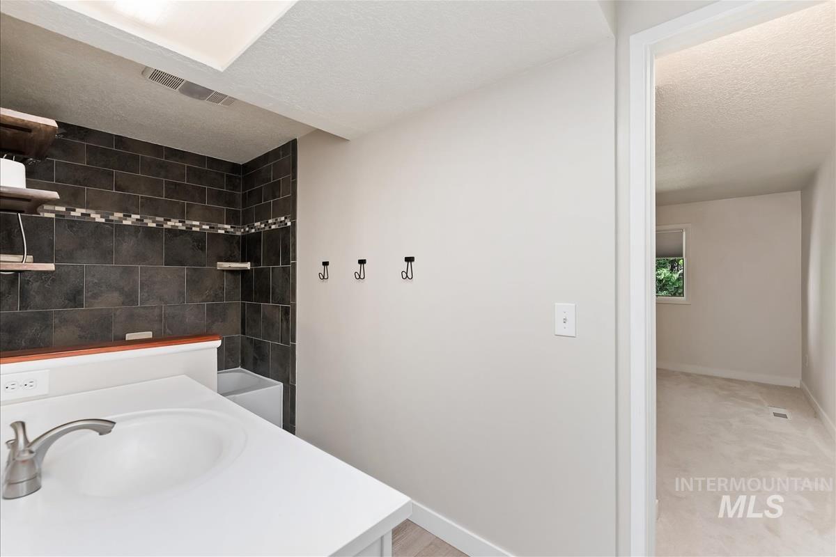 968 N Camelot Dr, Boise, Idaho 83704, 3 Bedrooms, 2 Bathrooms, Residential For Sale, Price $381,000, 98982929