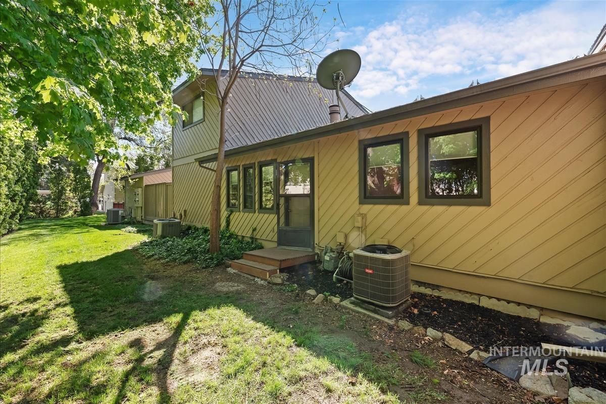 968 N Camelot Dr, Boise, Idaho 83704, 3 Bedrooms, 2 Bathrooms, Residential For Sale, Price $381,000, 98982929