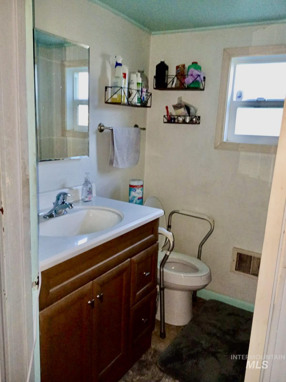 128 9th Ave N, Nampa, Idaho 83687, 2 Bedrooms, 1 Bathroom, Residential Income For Sale, Price $249,900,MLS 98982939